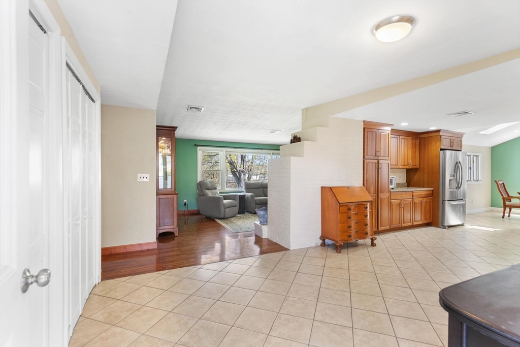 52 Coolidge Road Danvers, MA 01923 - Photo 3 of 28