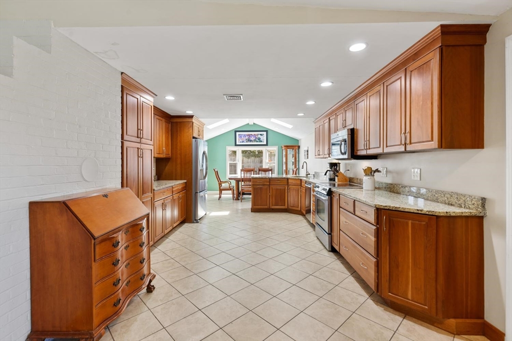 52 Coolidge Road Danvers, MA 01923 - Photo 10 of 28