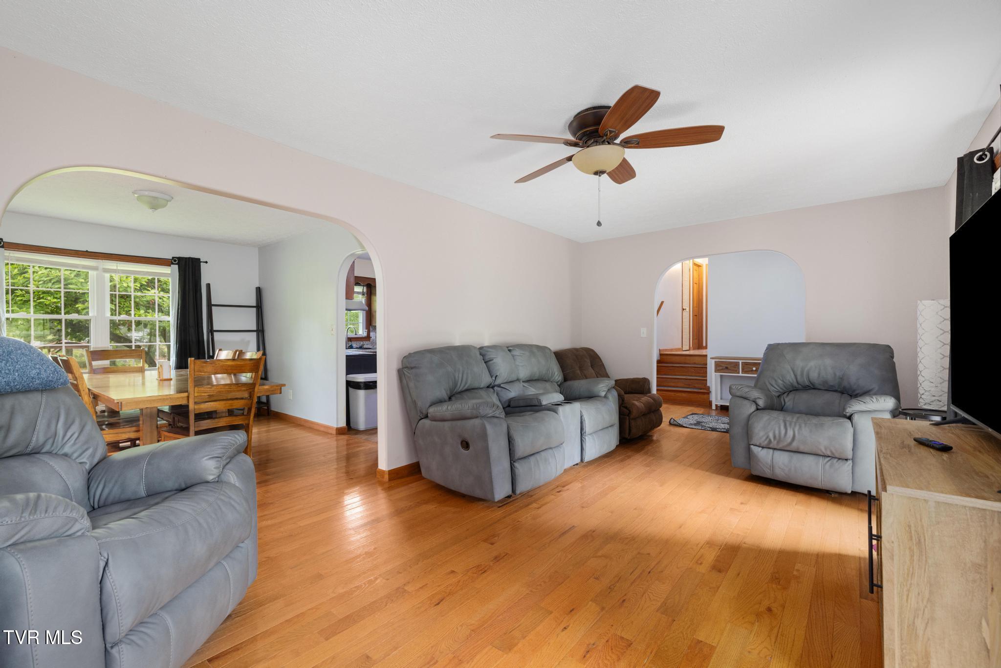 780 Dry Branch Road Bluff City, TN 37618 - Photo 8 of 32 Living room