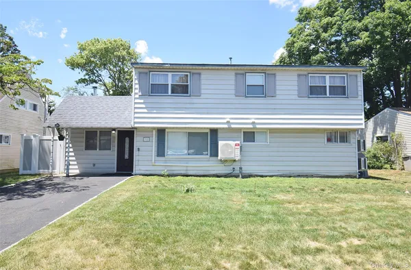 $899,000 | 32 West Cabot Lane, Westbury, NY 11590