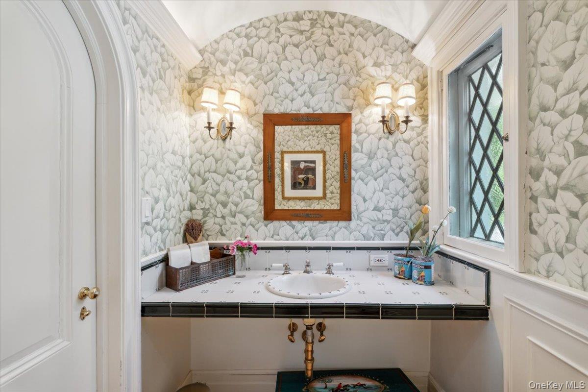 18 Richbell Road Scarsdale, NY 10583 - Photo 20 of 40 Powder room