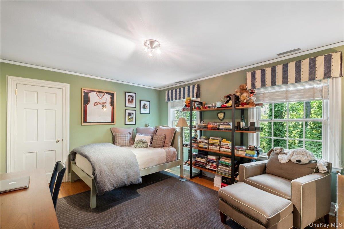 18 Richbell Road Scarsdale, NY 10583 - Photo 25 of 40 Bedroom En-suite with bathroom