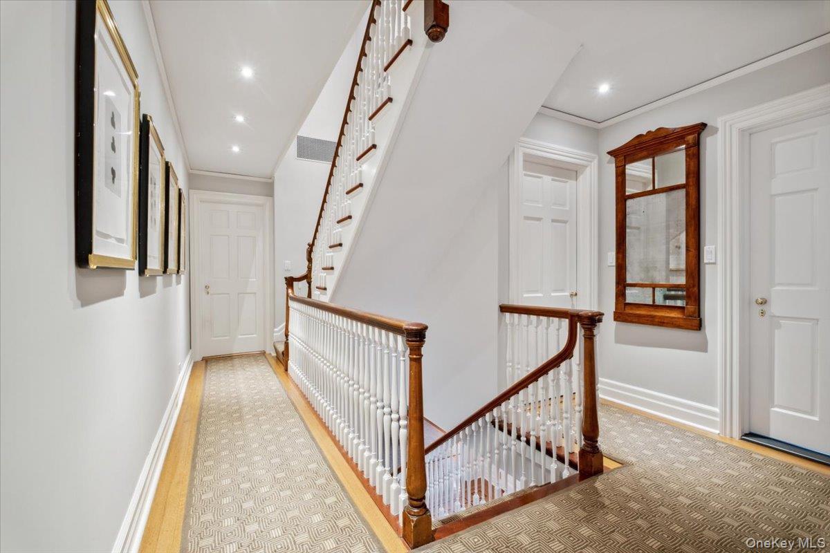 18 Richbell Road Scarsdale, NY 10583 - Photo 30 of 40 Second floor landing