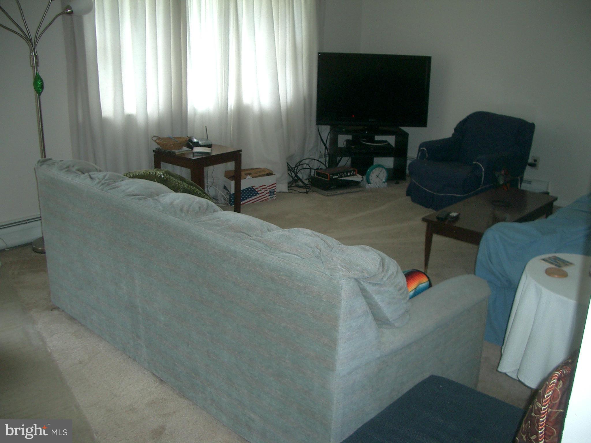 5232 Cochran Road Beltsville, MD 20705 - Photo 4 of 21 Living Room