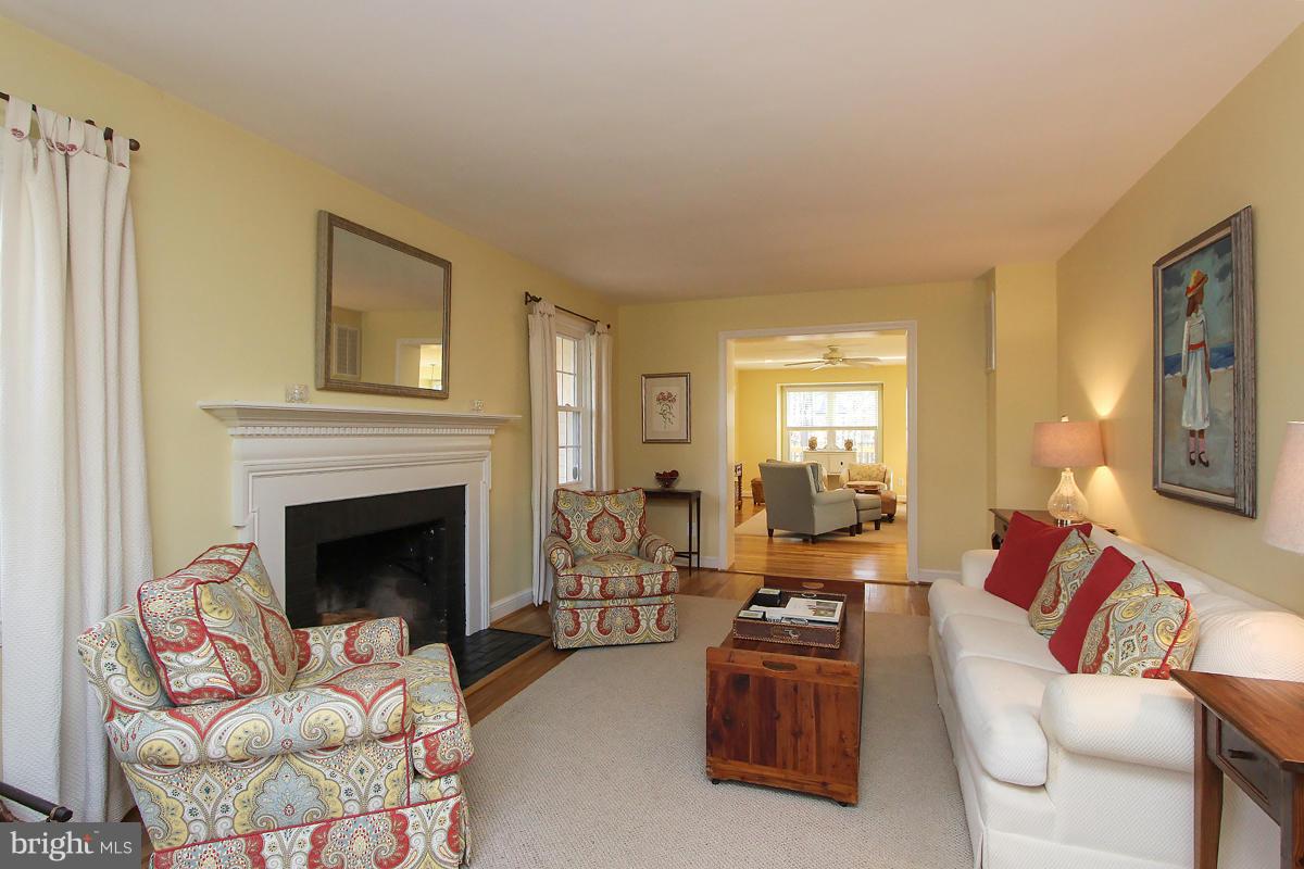 10109 Big Rock Road Silver Spring, MD 20901 - Photo 4 of 28 Living Room