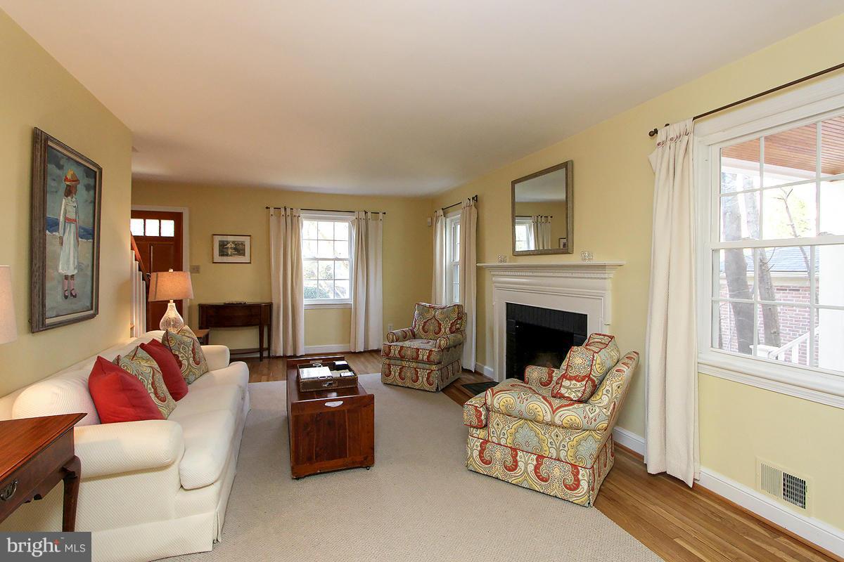 10109 Big Rock Road Silver Spring, MD 20901 - Photo 6 of 28 Living Room