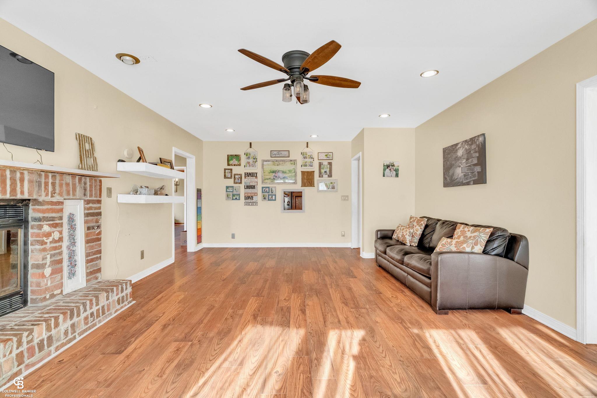 2018 River Road St. Clair, MI 48079 - Photo 19 of 59 50171469-07edf4b5-092a-4ccd-aa23-90aed84aa28b.JPG