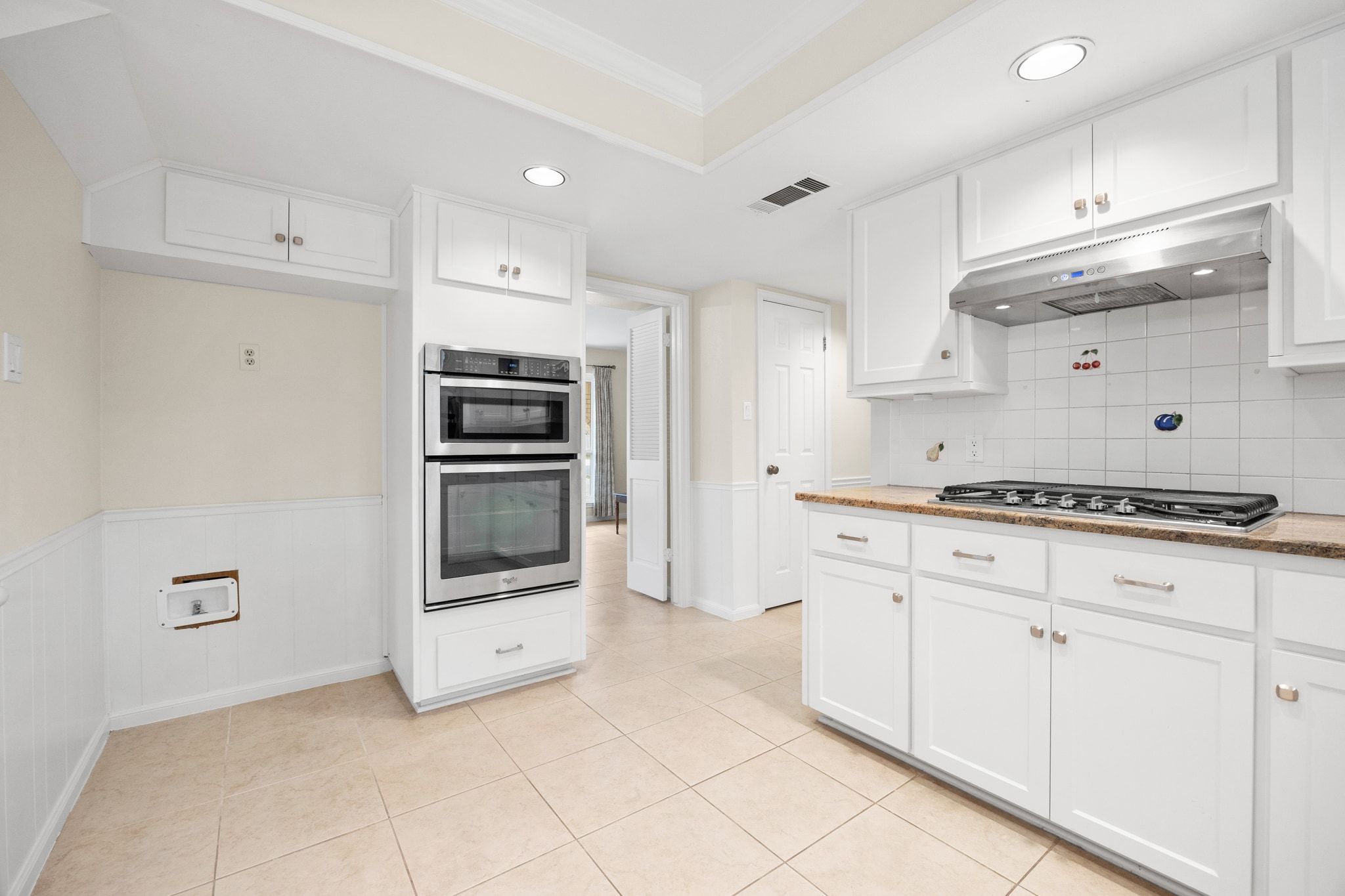 11204 Deadoak Lane Austin, TX 78759 - Photo 19 of 40 a kitchen with granite countertop a stove and a refrigerator