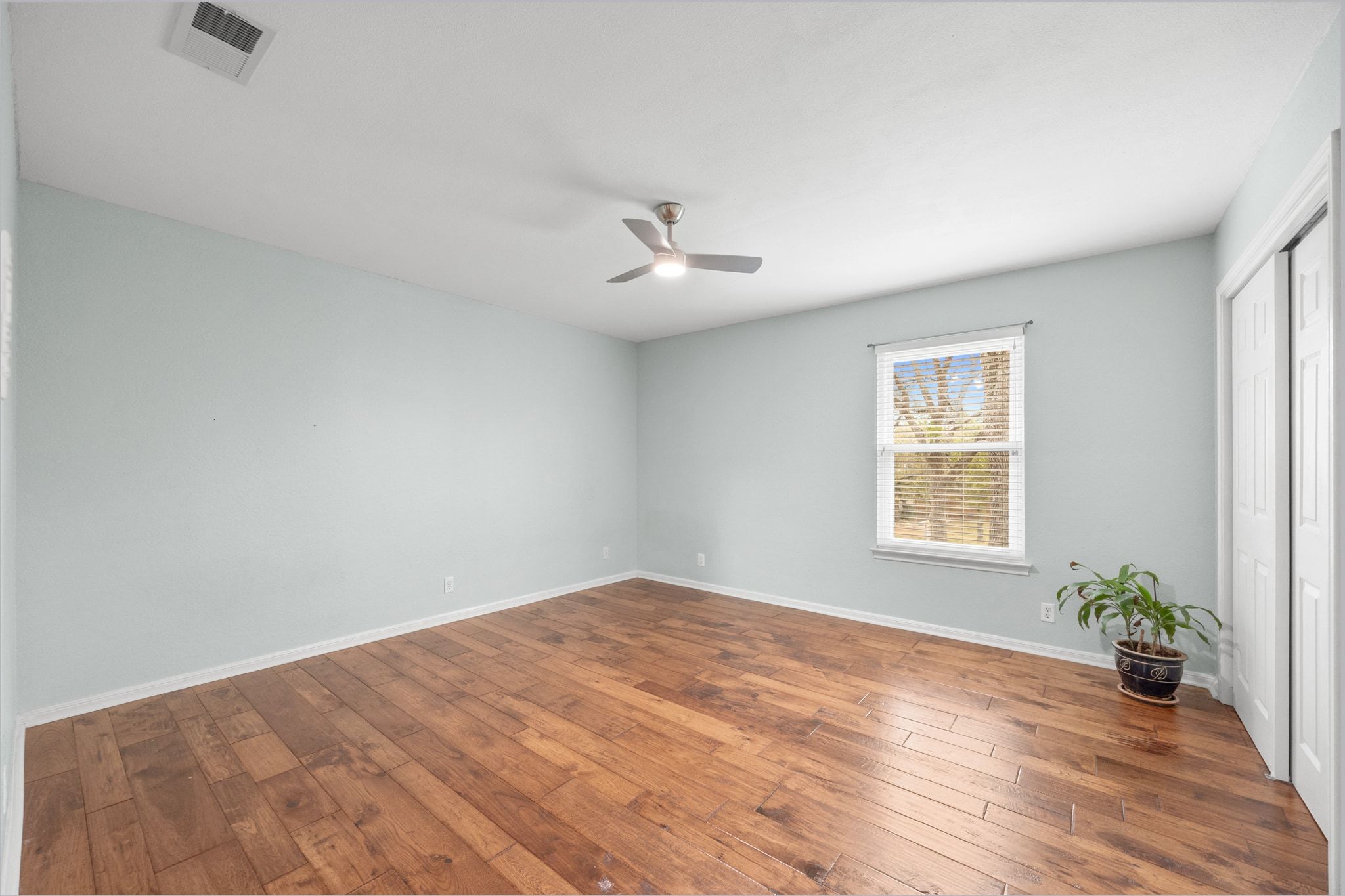 11204 Deadoak Lane Austin, TX 78759 - Photo 33 of 40 an empty room with wooden floor and windows