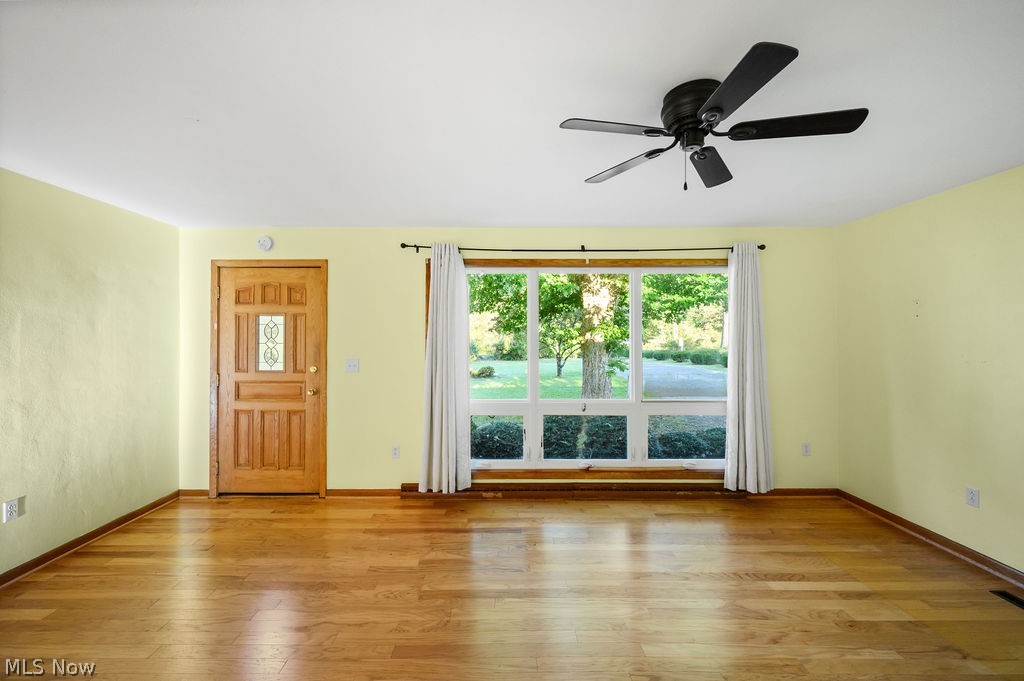 11363 Dupont Road Washington, WV 26181 - Photo 4 of 42 Hardwood flooring, ceiling fan