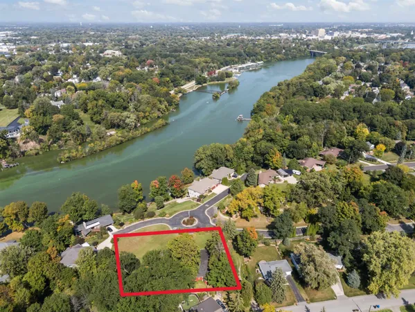 $325,000 | 10 Embrey Court, Appleton, WI 54915