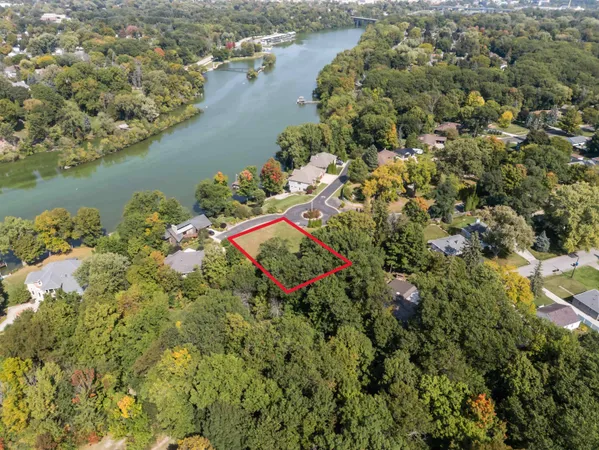 $325,000 | 10 Embrey Court, Appleton, WI 54915