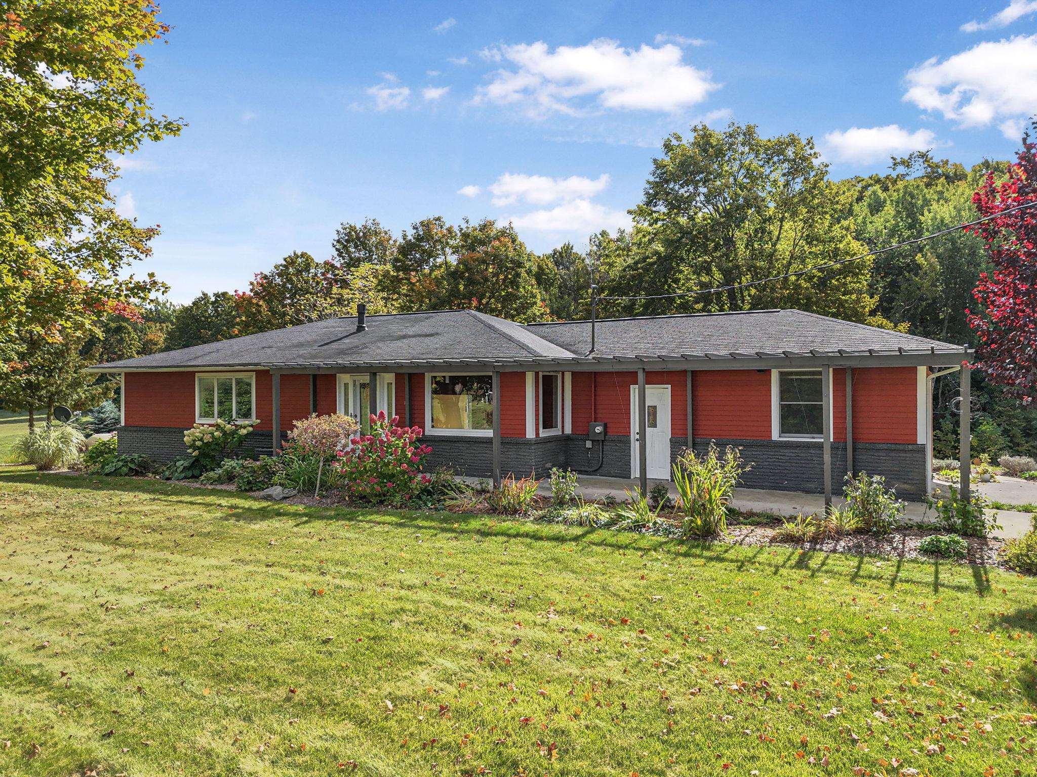9750 East Solem Road Suttons Bay, MI 49682 - Photo 1 of 76 1939485-9c6eec48-46a8-4408-9674-7b5ca0b00e95.JPG
