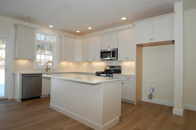 $565,000 | 2 A Dearborn Circle, Goffstown, NH 03045