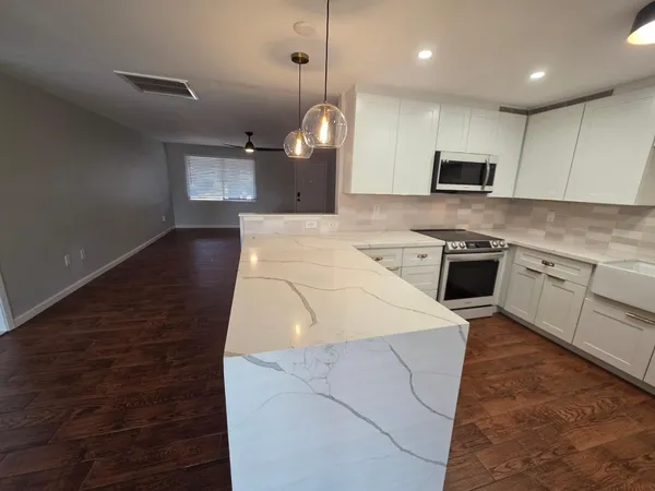 $2,500 | 14011 North 38th Place, Phoenix, AZ 85032