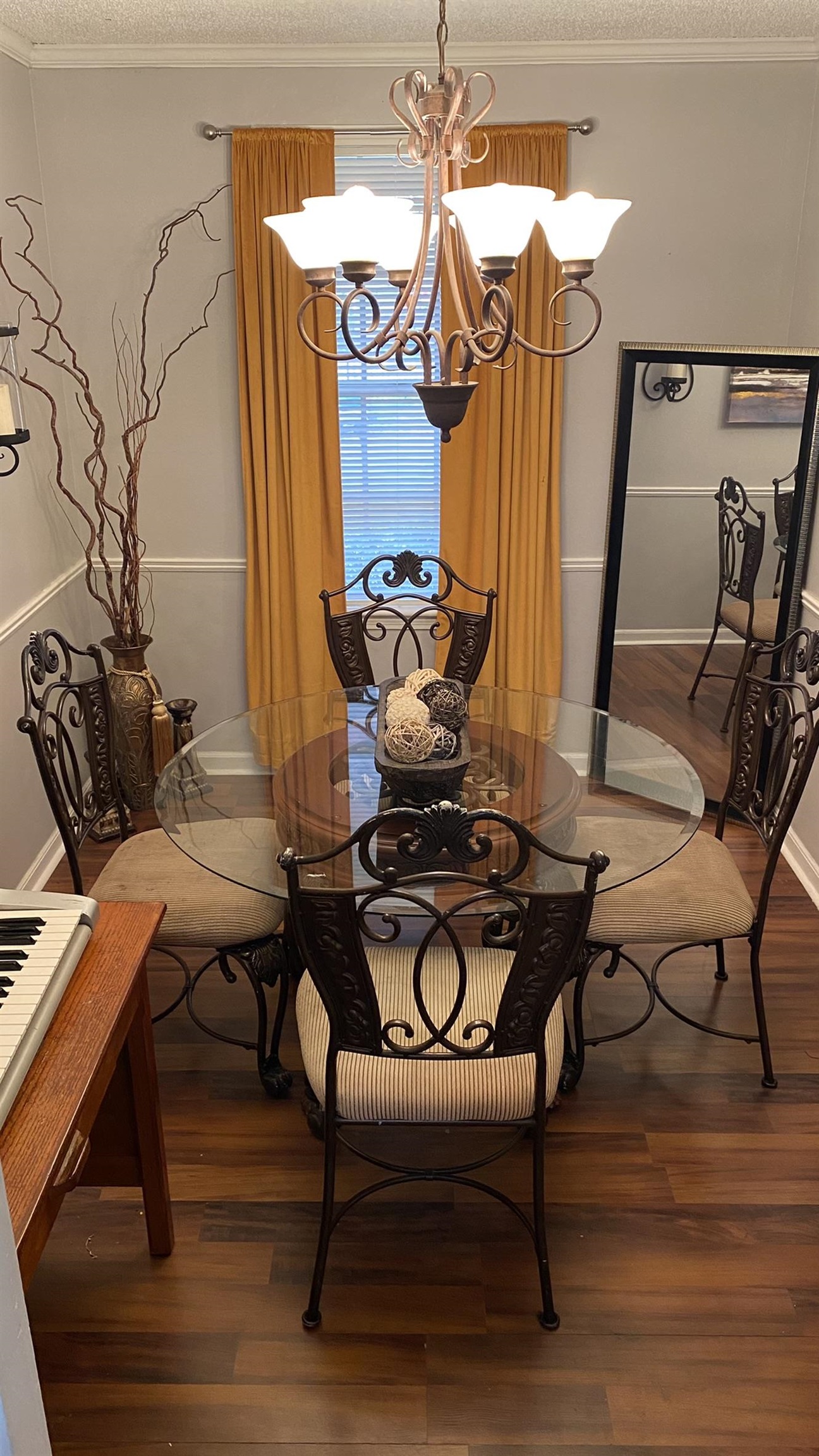 3019 Danville Road Memphis, TN 38118 - Photo 7 of 17 Dining room is large enough for a 6-person table.