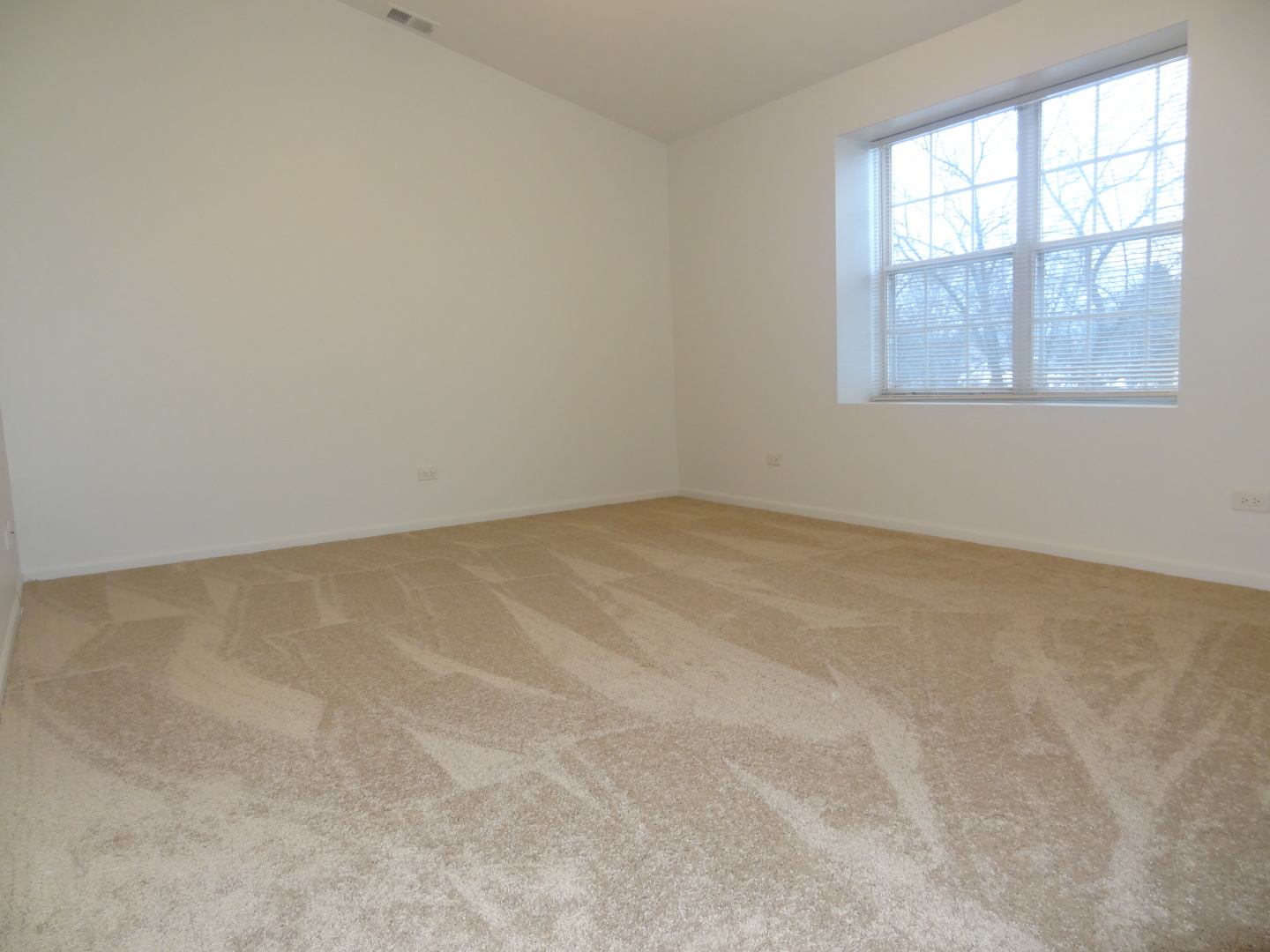 450 Bridle Trail, Unit 450 Wheeling, IL 60090 - Photo 9 of 15 an empty room with a window