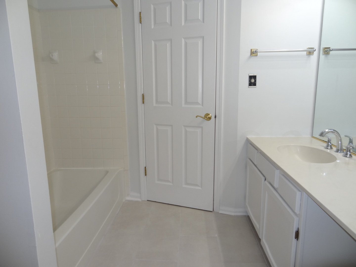 450 Bridle Trail, Unit 450 Wheeling, IL 60090 - Photo 10 of 15 a bathroom with a sink and a bathtub
