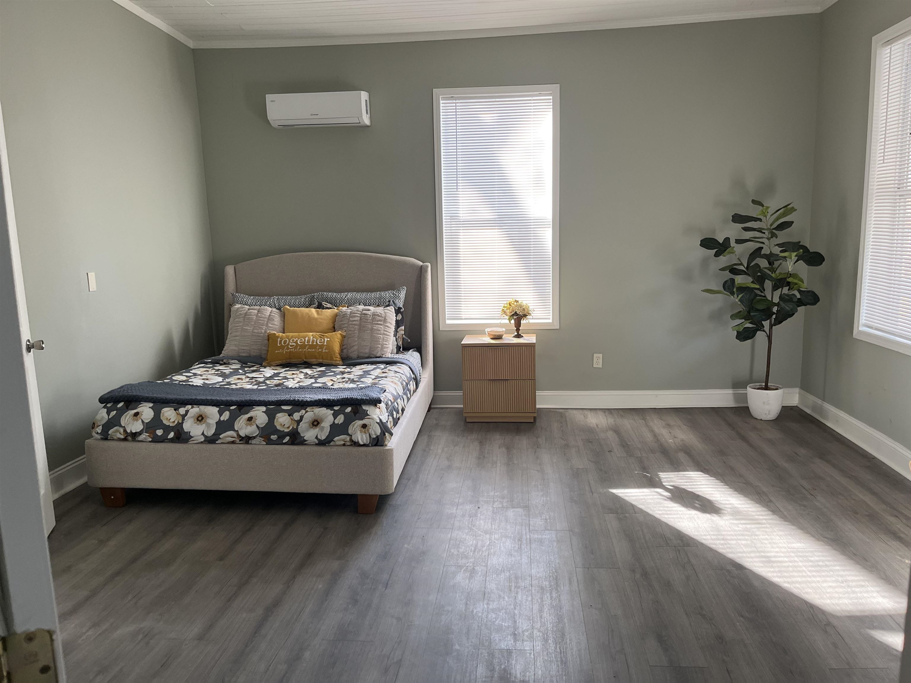 305 Spring Street Union, SC 29379 - Photo 13 of 19 This bed is a QUEEN. 13 x 17