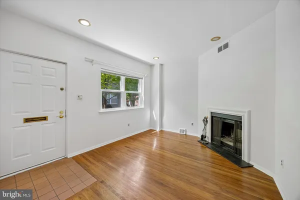 $3,500 | 517 South Randolph Court, Unit B, Philadelphia, PA 19147