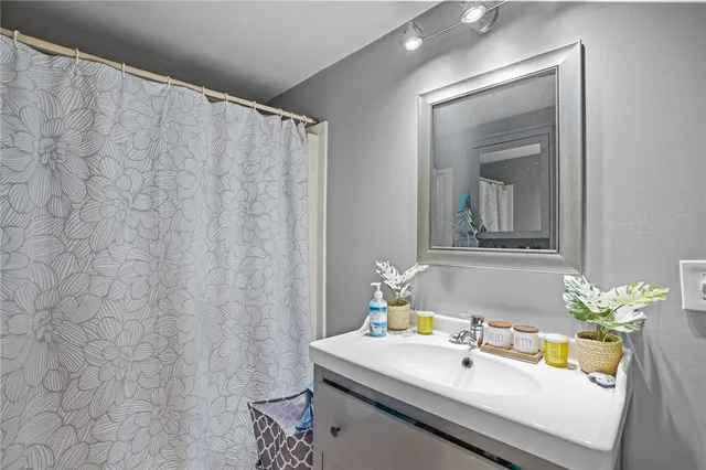 $1,650 | 12 Hammond Street, Unit G, Newport, RI 02840