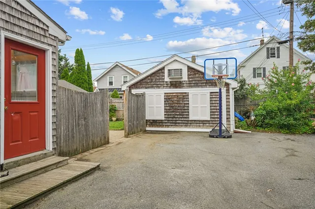 $1,650 | 12 Hammond Street, Unit G, Newport, RI 02840