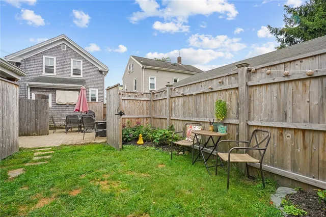 $1,650 | 12 Hammond Street, Unit G, Newport, RI 02840