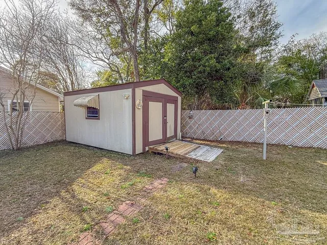 a view of a backyard