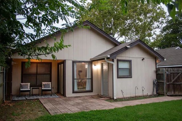 a front view of house with yard