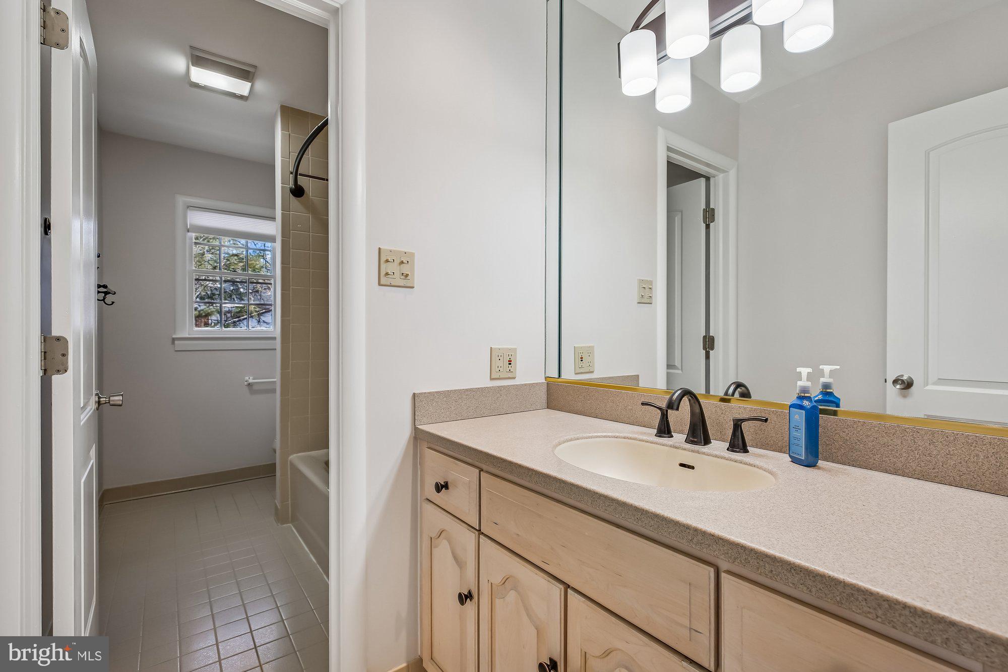 606 Winhall Way Silver Spring, MD 20904 - Photo 36 of 77 Full Hallway Bath