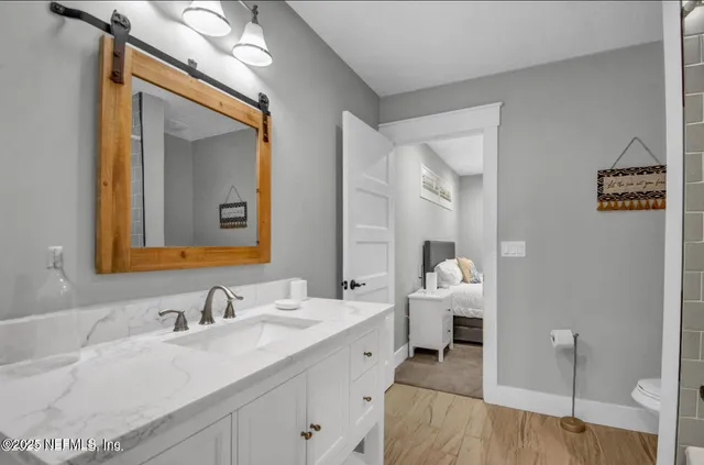 a en suite bathroom with a double vanity sink and a mirror