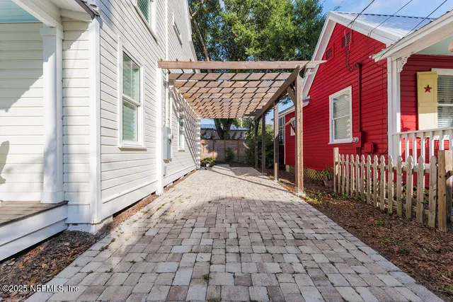 a entryway view with a backyard space