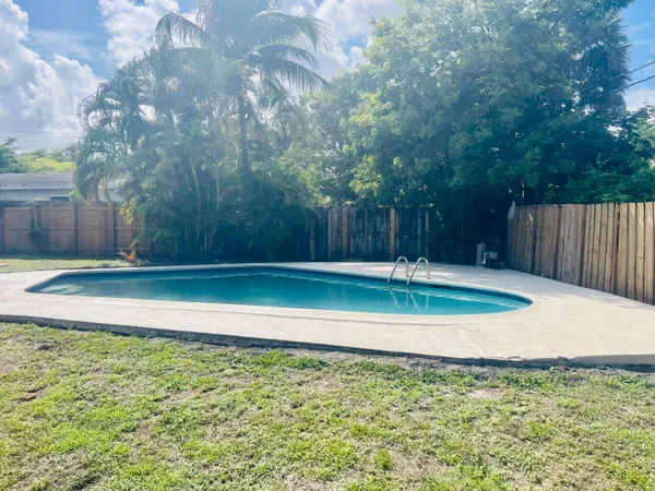 a view of a backyard