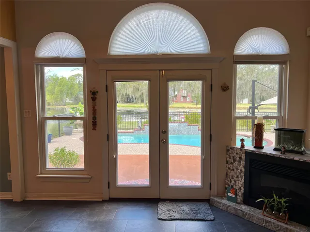 a view of an entryway with a livingroom