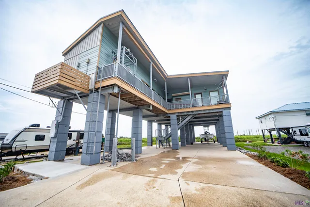 $695,000 | 118 Herbert Street, Grand Isle, LA 70358