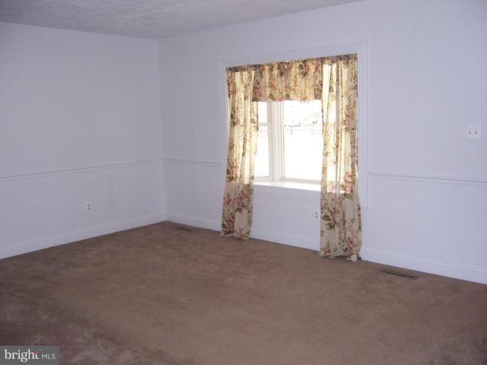 227 Old Magothy Bridge Road Pasadena, MD 21122 - Photo 9 of 14 Living Room
