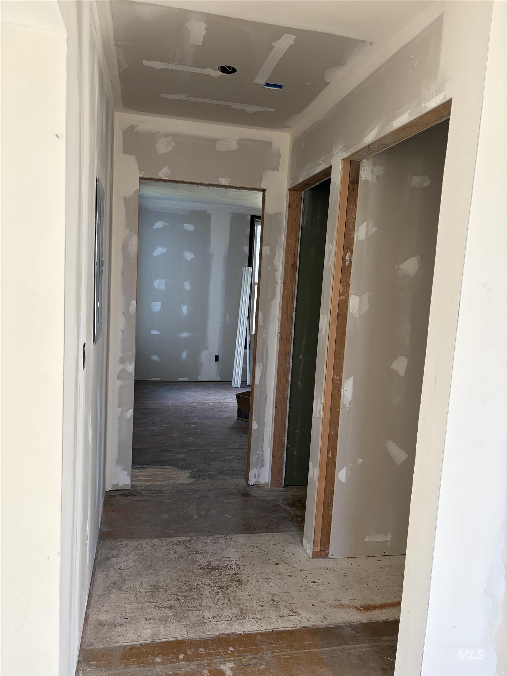 308 East Park Street Weiser, ID 83672 - Photo 11 of 50 View of hallway