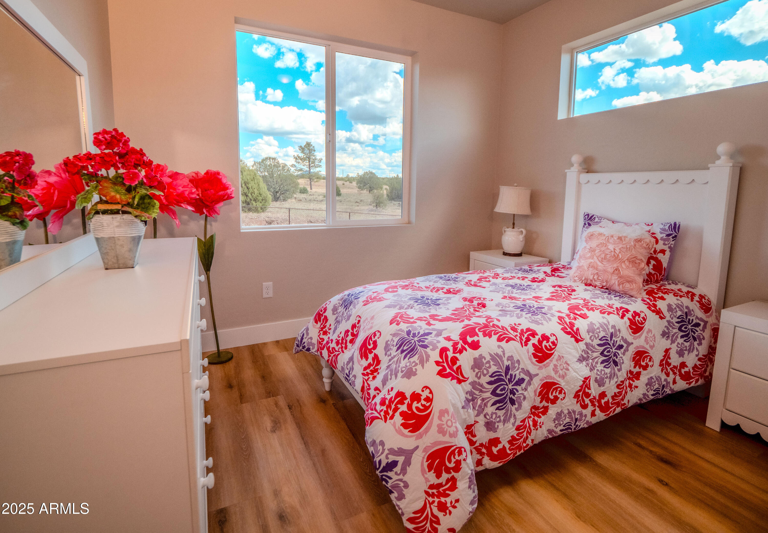 941 South Ridgeway Place Show Low, AZ 85901 - Photo 45 of 67 a bedroom with a bed and a dresser
