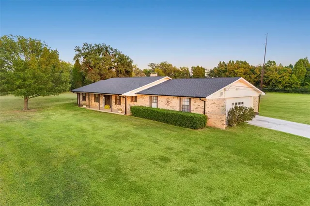 $320,000 | 205 Country Lane, Malakoff, TX 75148