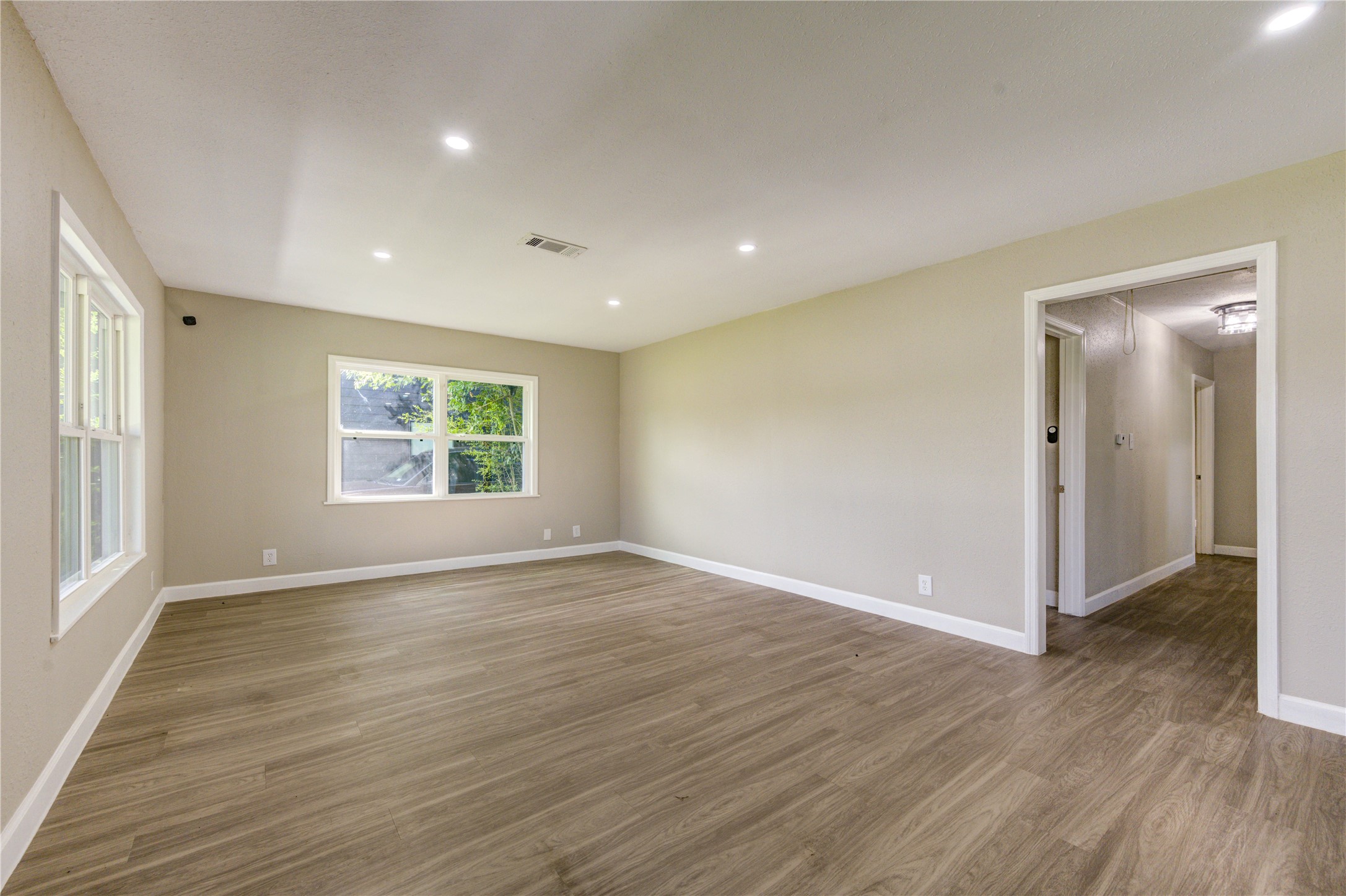 4910 Eppes Street Houston, TX 77021 - Photo 4 of 28 Living Room