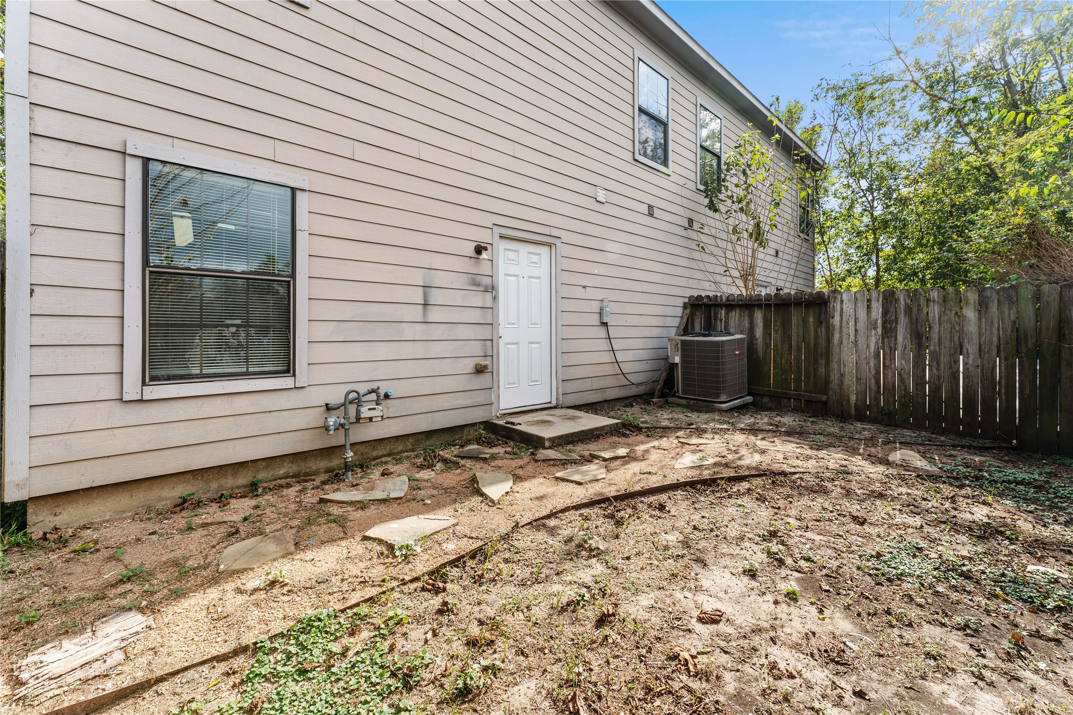 9610 Buffum Street, Unit B Houston, TX 77051 - Photo 21 of 25 a backyard of a house