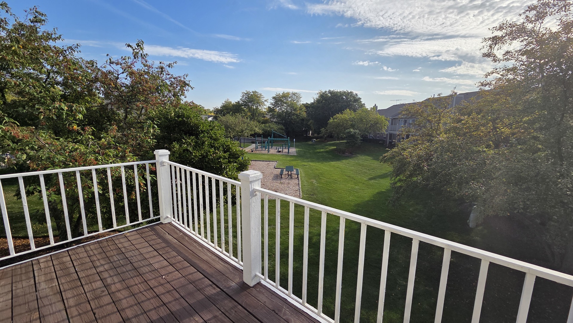 67 Beechmont Court, Unit W2 Schaumburg, IL 60193 - Photo 14 of 15 a balcony with street view