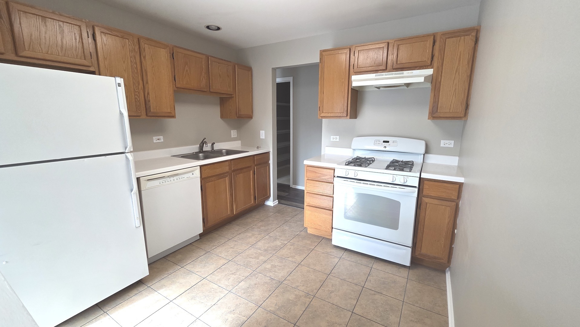 67 Beechmont Court, Unit W2 Schaumburg, IL 60193 - Photo 5 of 15 a kitchen with a stove top oven and refrigerator