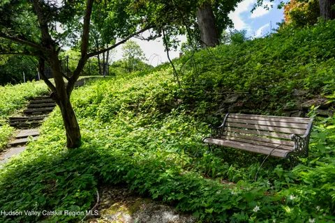 a view of a back yard