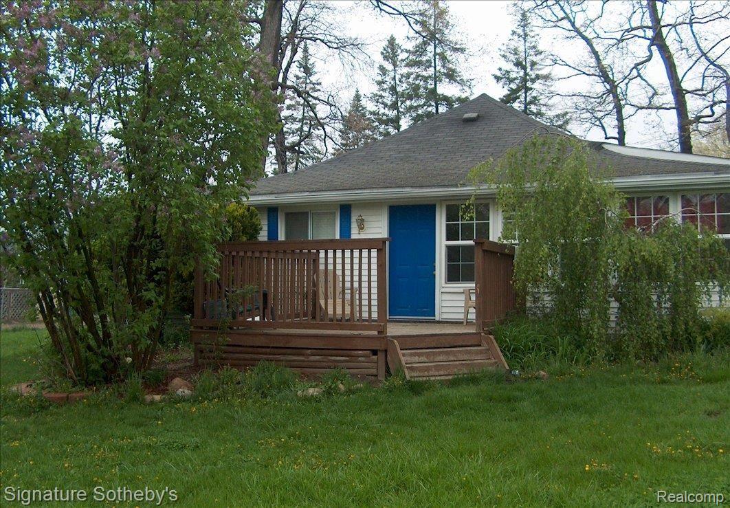 4002 Mapleleaf Road Waterford, MI 48328 - Photo 1 of 7 Frontview