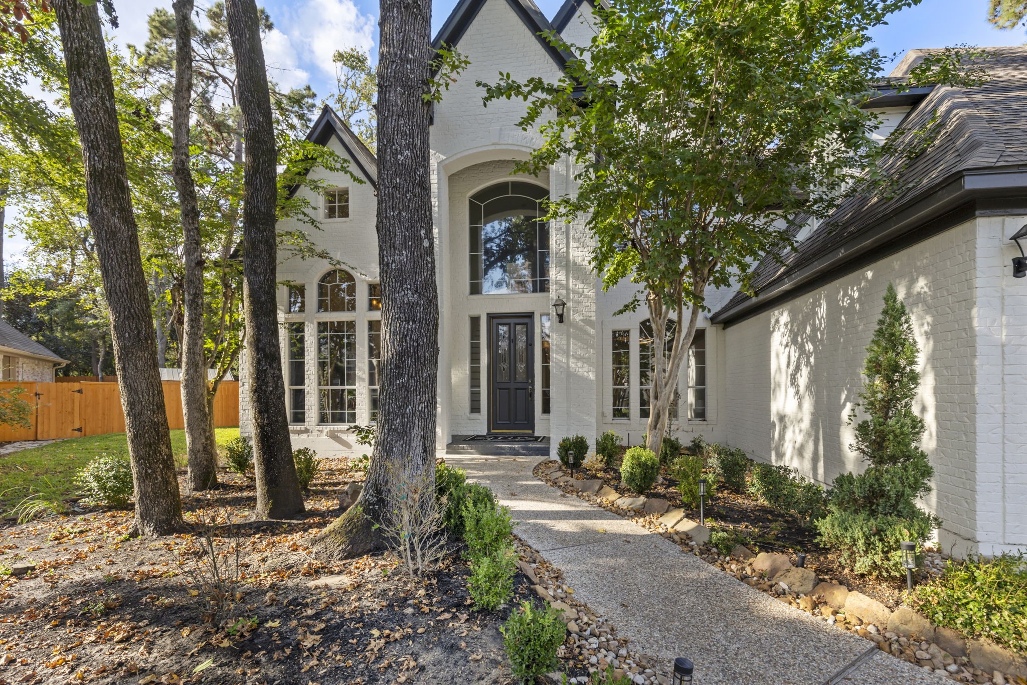 90 West Horizon Ridge Place Spring, TX 77381 - Photo 2 of 36 a front view of a house with garden