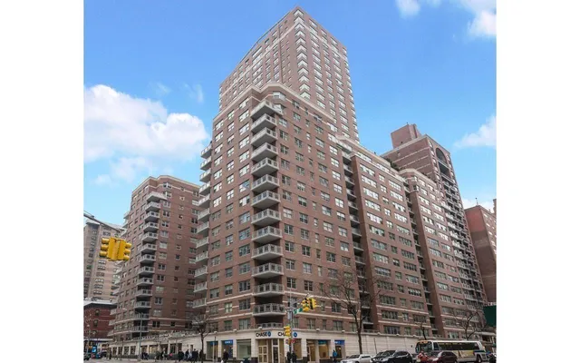 $999,000 | 360 East 72nd Street, Unit C2205 | Lenox Hill