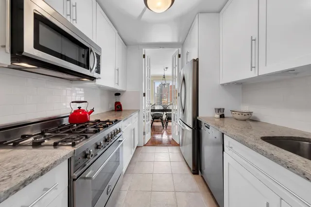 $999,000 | 360 East 72nd Street, Unit C2205 | Lenox Hill