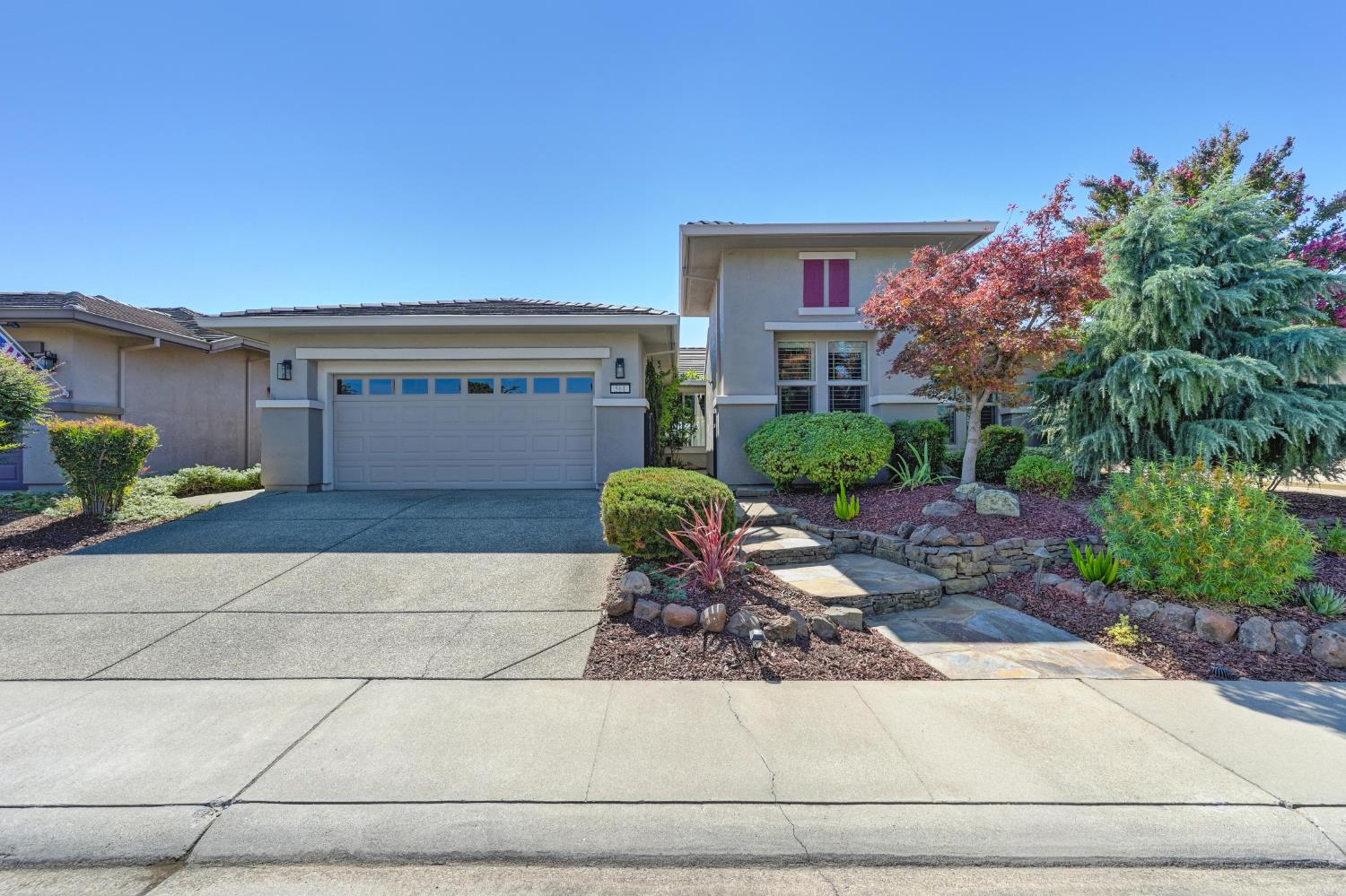 Stunning San Mateo model on the golf course