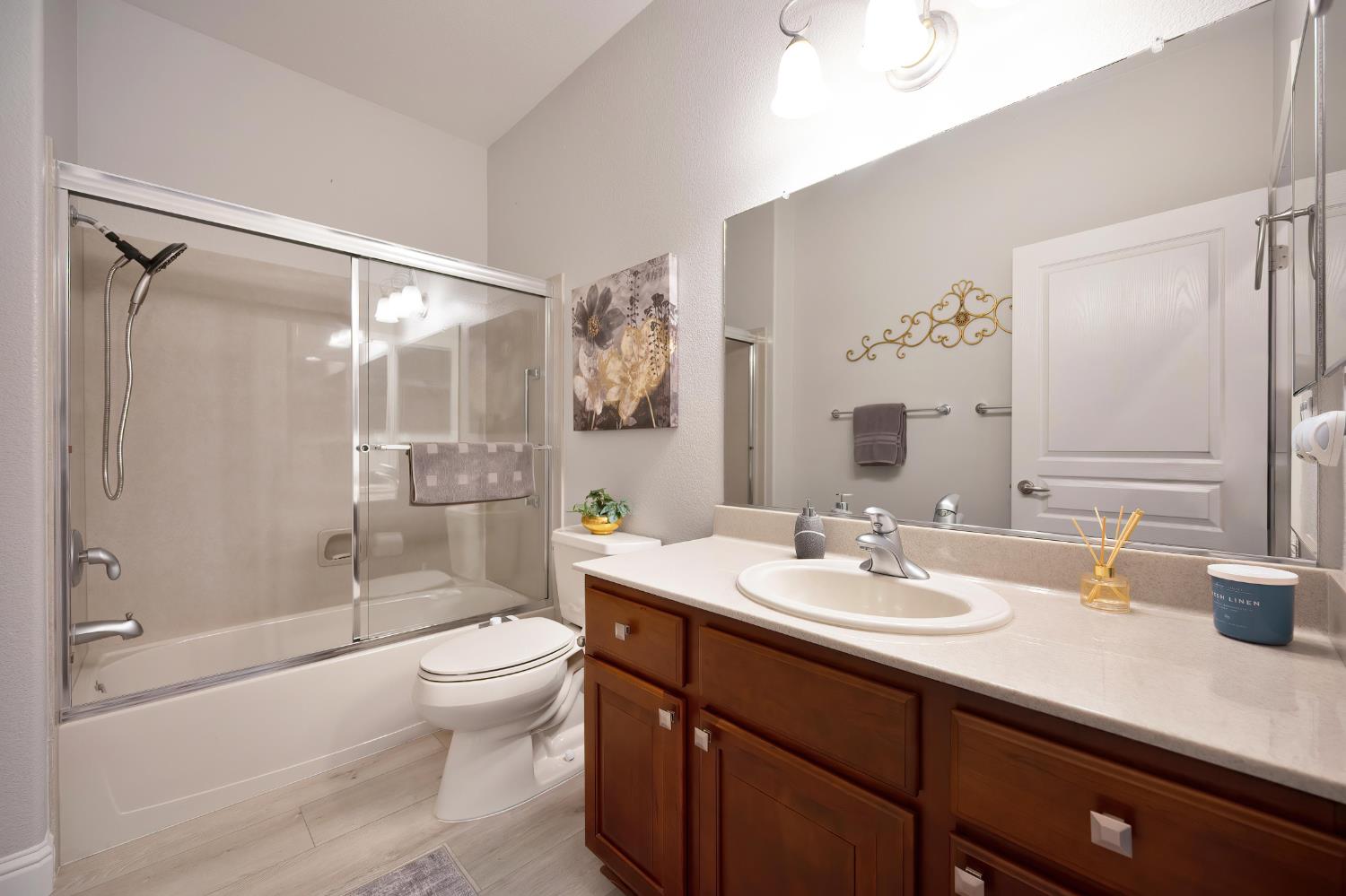 561 Rustic Ranch Lane Lincoln, CA 95648 - Photo 32 of 48 Hall bathroom